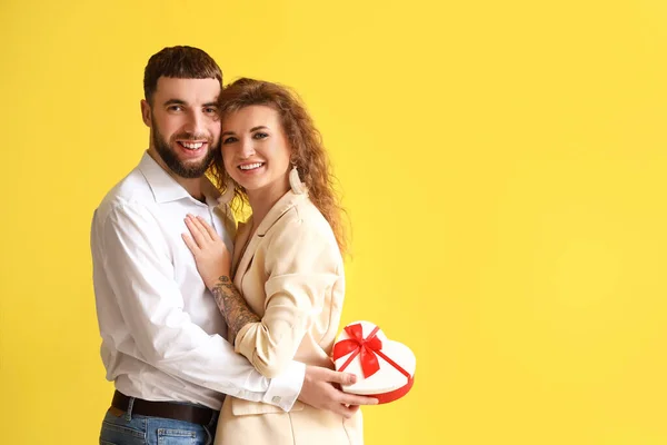 色の背景にバレンタインデーのための贈り物と幸せなカップル — ストック写真
