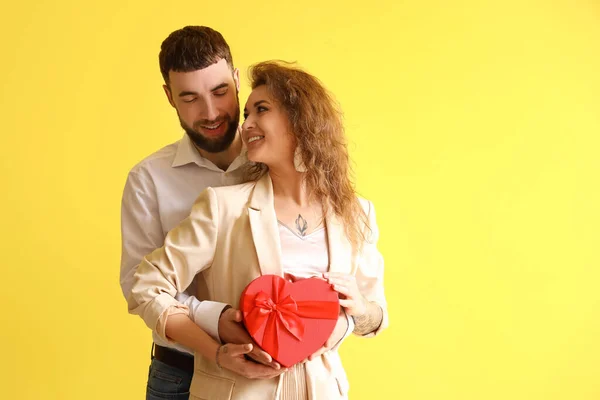 Pareja Feliz Con Regalo Para Día San Valentín Sobre Fondo —  Fotos de Stock