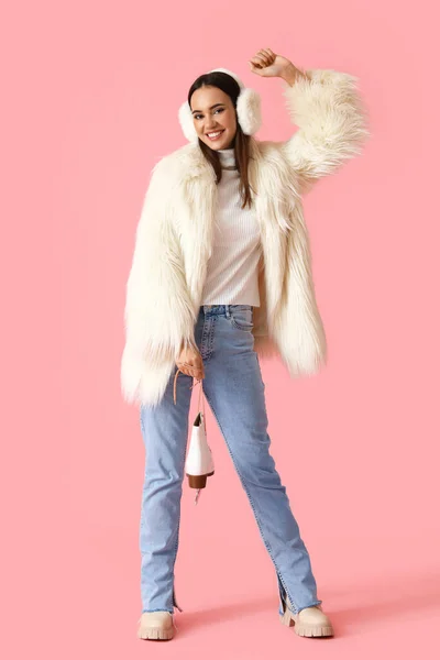 Mujer Feliz Ropa Invierno Con Patines Hielo Sobre Fondo Color — Foto de Stock