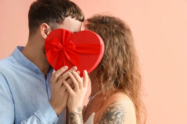 Pareja Besándose Con Regalo Para Día San Valentín Sobre Fondo — Foto de Stock