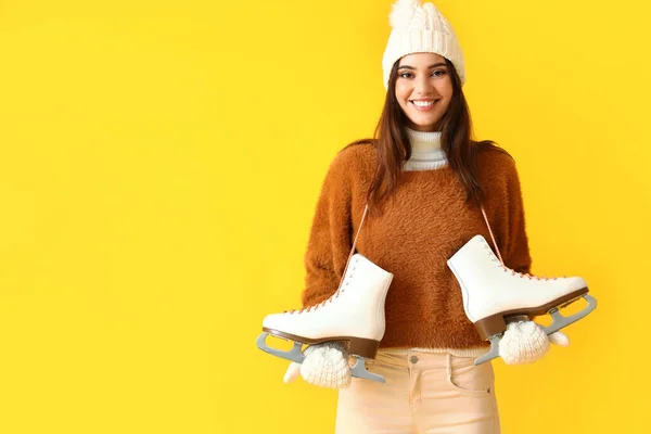 Happy Woman Winter Clothes Ice Skates Color Background — Stock Photo, Image