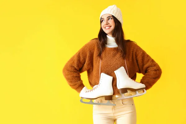 Mulher Feliz Roupas Inverno Com Patins Gelo Fundo Cor — Fotografia de Stock