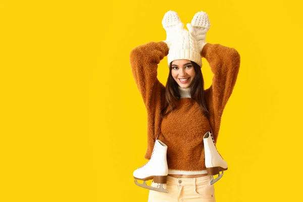 Щаслива Жінка Зимовому Одязі Ковзанами Кольоровому Фоні — стокове фото