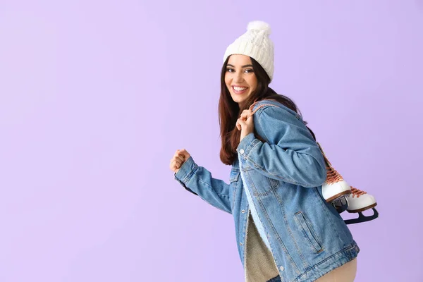 Mulher Feliz Roupas Inverno Com Patins Gelo Fundo Cor — Fotografia de Stock