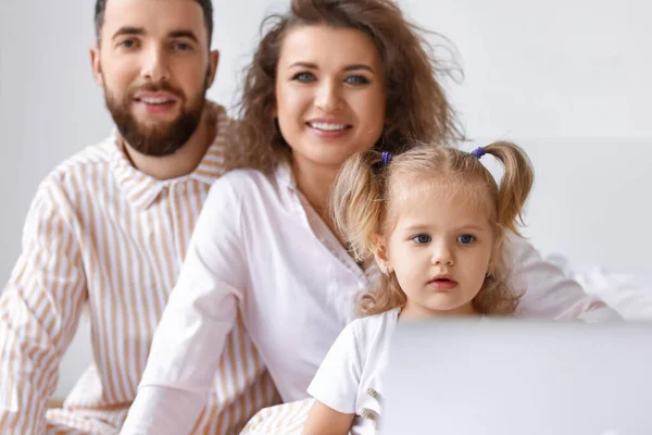 Gelukkig Jong Gezin Slaapkamer Thuis — Stockfoto