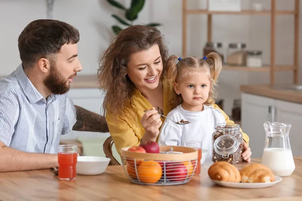 Šťastná Mladá Rodina Snídaní Kuchyni Doma — Stock fotografie
