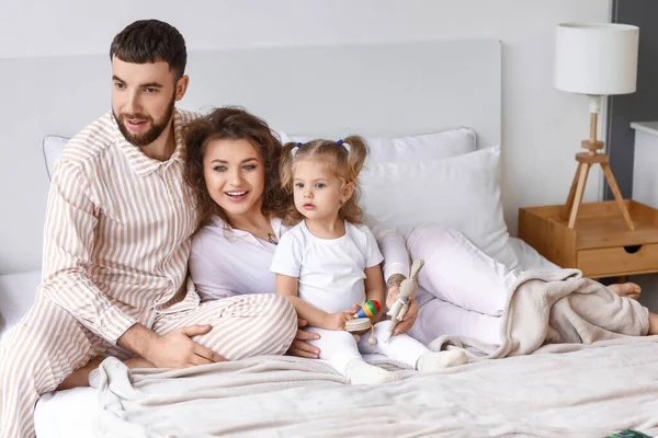 Gelukkig Jong Gezin Slaapkamer Thuis — Stockfoto