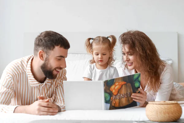 Gelukkig Jong Gezin Lezen Boek Slaapkamer Thuis — Stockfoto