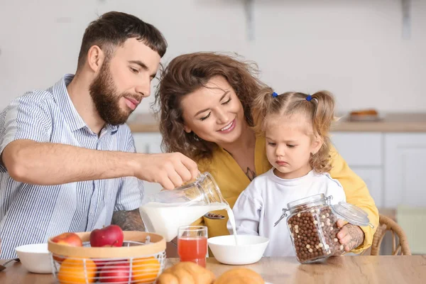 Szczęśliwa Młoda Rodzina Śniadanie Kuchni Domu — Zdjęcie stockowe