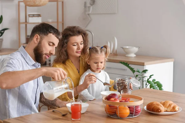 Šťastná Mladá Rodina Snídaní Kuchyni Doma — Stock fotografie