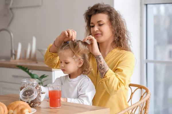 Happy Young Mother Her Little Daughter Having Breakfast Kitchen Home — Stock Photo, Image