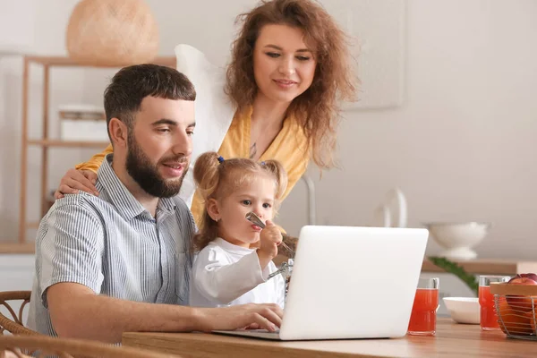 Glückliche Junge Familie Mit Laptop Der Heimischen Küche — Stockfoto