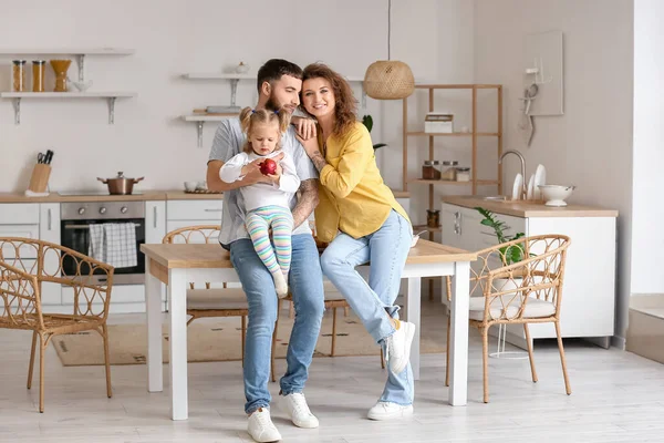 Jovem Família Feliz Cozinha Casa — Fotografia de Stock