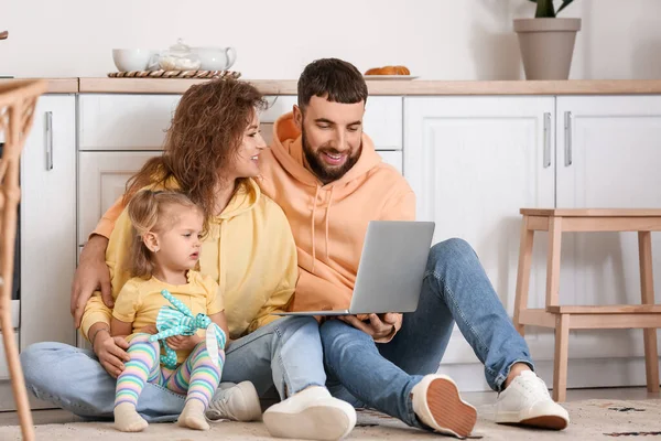 Boldog Fiatal Család Laptop Konyhában Otthon — Stock Fotó