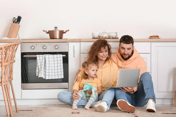Ευτυχισμένη Νεαρή Οικογένεια Φορητό Υπολογιστή Στην Κουζίνα Στο Σπίτι — Φωτογραφία Αρχείου
