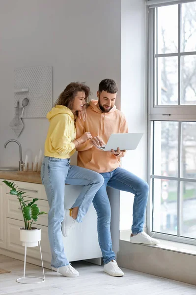 Modern Young Couple Laptop Home — Stock Photo, Image