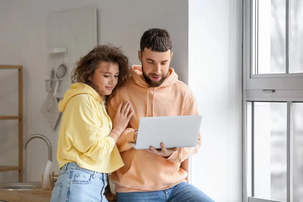 Moderna Pareja Joven Con Ordenador Portátil Casa — Foto de Stock