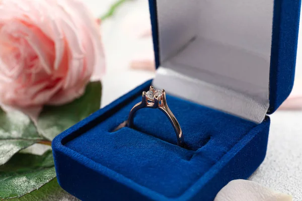 Box Beautiful Golden Engagement Ring Closeup — Stock Photo, Image