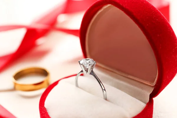 Doboz Gyönyörű Ezüst Eljegyzési Gyűrűvel Közelkép — Stock Fotó