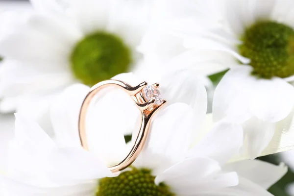 Gyönyörű Arany Eljegyzési Gyűrű Fehér Virágok Közelkép — Stock Fotó
