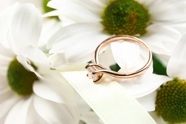 Güzel Altın Nişan Yüzüğü Beyaz Çiçeklerin Üzerinde Yakın Plan — Stok fotoğraf