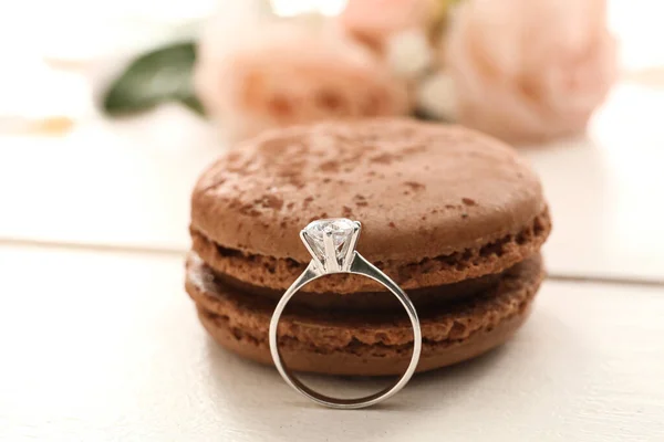 Belle Bague Fiançailles Argent Avec Macaron Sur Table — Photo