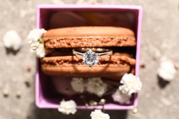 Beautiful Silver Engagement Ring Macaroon Box Closeup — Stock Photo, Image