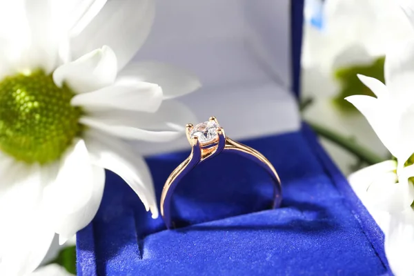 Box Beautiful Golden Engagement Ring Closeup — Stock Photo, Image