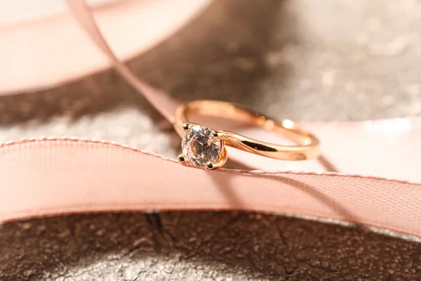 Beautiful Golden Engagement Ring Ribbon Grunge Background Closeup — Stock Photo, Image