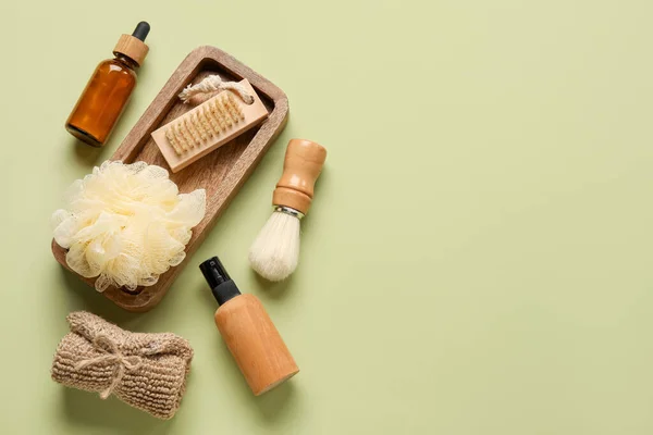 Yeşil Arka Planda Banyo Malzemeleri Kozmetik Ürünleri — Stok fotoğraf