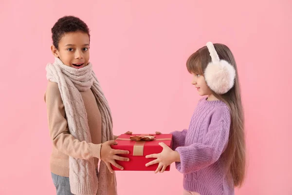 Niedliche Kleine Kinder Winterpullovern Und Mit Geschenk Auf Farbigem Hintergrund — Stockfoto