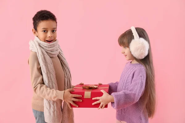 Leuke Kleine Kinderen Winter Truien Met Cadeau Kleur Achtergrond — Stockfoto