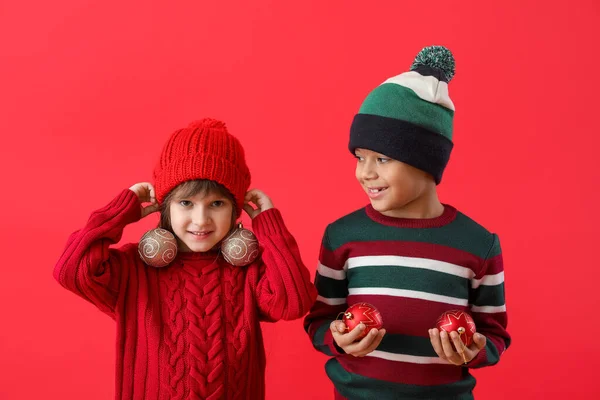 Söta Små Barn Vinter Tröjor Och Med Julbollar Färg Bakgrund — Stockfoto