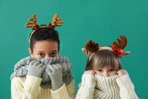 Niedliche Kleine Kinder Winterkleidung Und Mit Rentierhörnern Auf Farbigem Hintergrund — Stockfoto