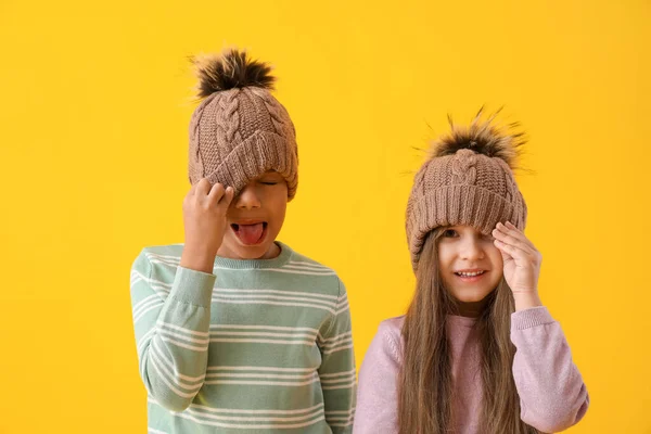 Roliga Små Barn Vinter Kläder Färg Bakgrund — Stockfoto
