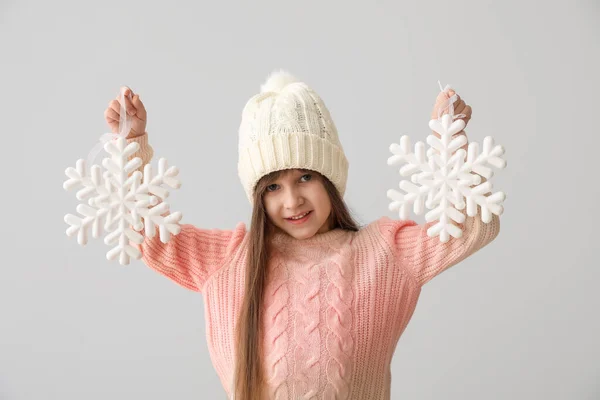 かわいいです女の子で冬服と雪の結晶とグレーの背景 — ストック写真