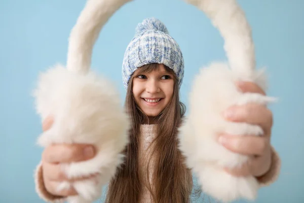 Schattig Klein Meisje Winter Kleding Met Oorkappen Kleur Achtergrond — Stockfoto