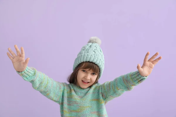Ευτυχισμένο Κοριτσάκι Χειμωνιάτικα Ρούχα Στο Φόντο Του Χρώματος — Φωτογραφία Αρχείου