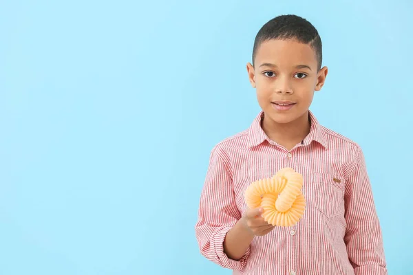 Kis Afro Amerikai Fiú Narancssárga Pop Tube Kék Háttér — Stock Fotó