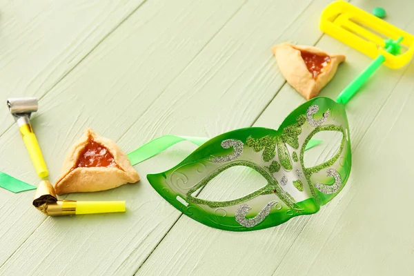 Karneval Maska Hamantaschen Cookies Chrastítkem Pro Purim Dovolenou Barevném Dřevěném — Stock fotografie