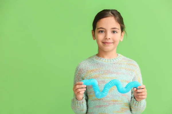 Petite Fille Drôle Avec Tube Pop Bleu Sur Fond Vert — Photo