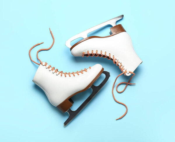 Стильные коньки на синем фоне