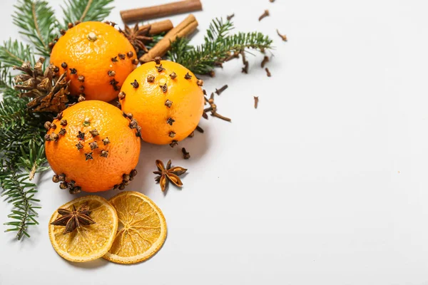 Handmade Christmas Decoration Made Tangerines Cloves Fir Branch Light Background — Stock Photo, Image