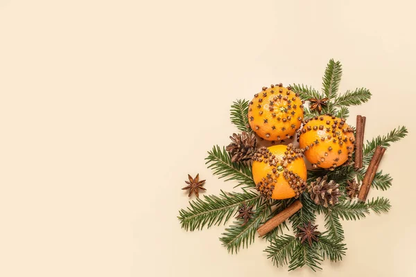 Handmade Christmas Decoration Made Tangerines Cloves Fir Branches Beige Background — Stock Photo, Image