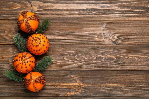 Handmade Christmas Decoration Made Tangerines Cloves Fir Branches Wooden Background — Stock Photo, Image