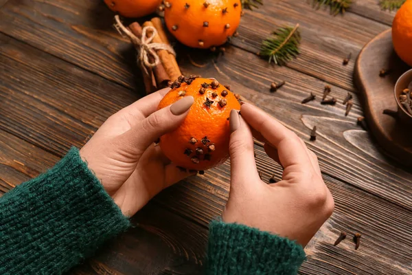 Woman Making Handmade Christmas Decoration Made Tangerine Cloves Wooden Background — Stock Photo, Image