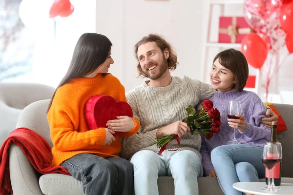 Man Two Beautiful Women Celebrating Valentine Day Home Polyamory Concept — Stock Photo, Image