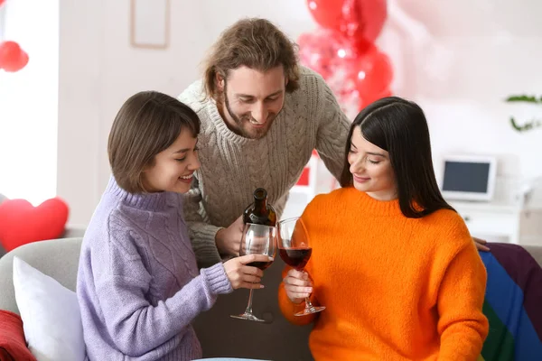 Mann Und Zwei Schöne Frauen Trinken Hause Wein Konzept Der — Stockfoto