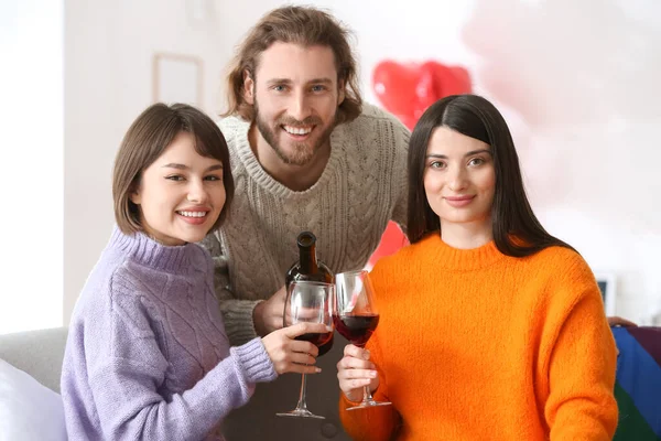 Mann Und Zwei Schöne Frauen Trinken Hause Wein Konzept Der — Stockfoto