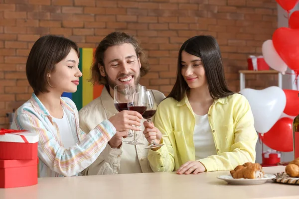 Erkek Iki Güzel Kadın Evde Şarap Içiyor Çokeşlilik Kavramı — Stok fotoğraf